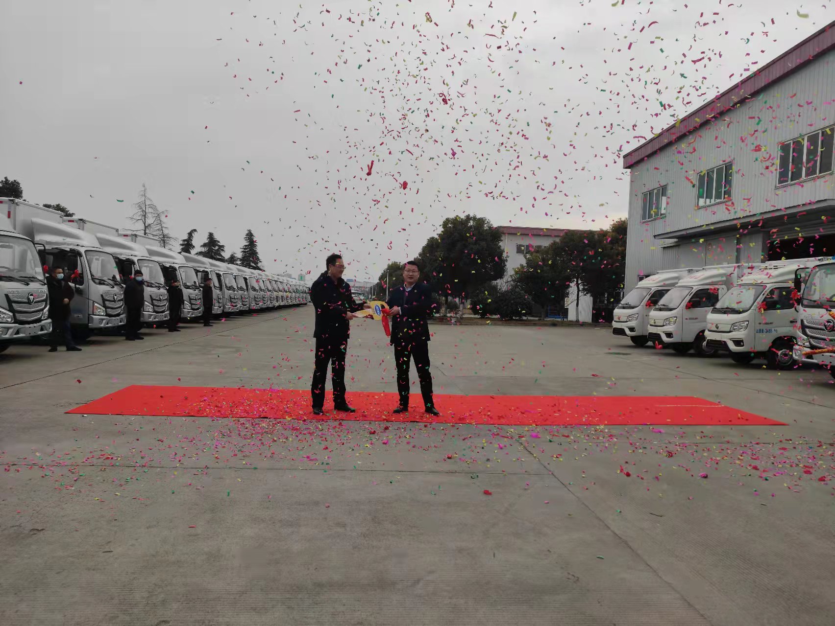 30臺冷藏車的交付儀式